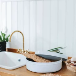 Kök & Hushåll Dorre Brödskrin Brea -Köksmaterial Försäljningsbutik hom 1727786 02 Bs scaled